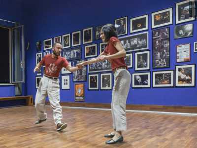 ...il movimento base del lindy � infatti il �bounce�, che segue il ritmo sincopato dello swing donando alla performance leggerezza e fluidit�